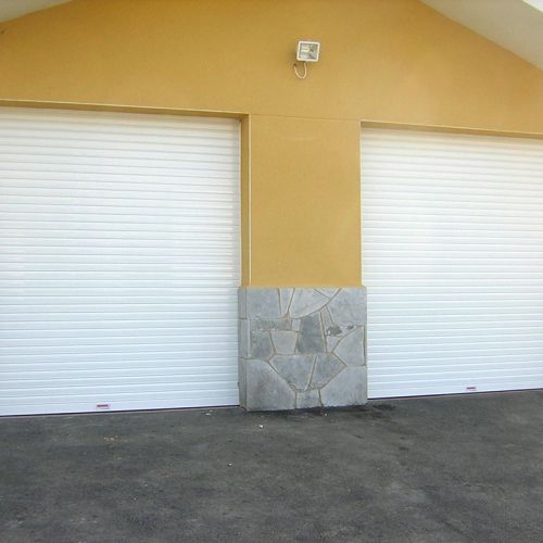 Dos puertas enrollables para garaje realizadas para un particular